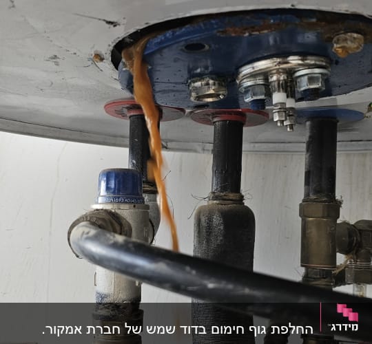 נזילת מים חומים מדוד שמש עם צינורות מחוברים